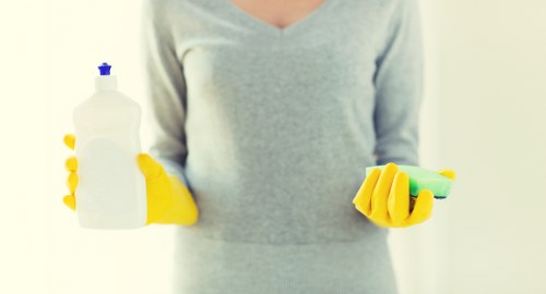 Professional cleaning of living room surfaces before moving out in Fulham